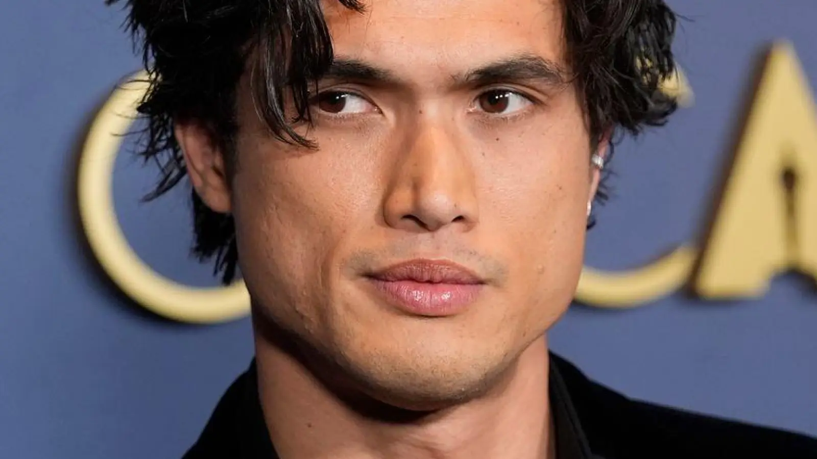 Charles Melton hat Fotos seines neugeborenen Kindes auf Instagram geteilt. (Archivbild) (Foto: Chris Pizzello/Invision/AP/dpa)