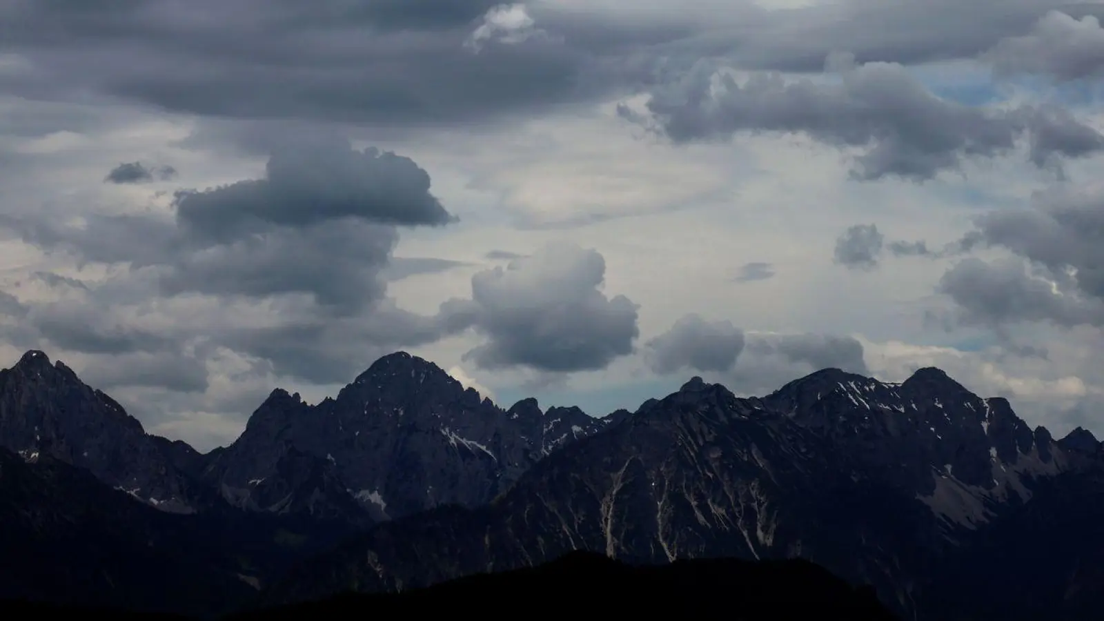 In den Allgäuer Alpen stürzte der Bergsteiger ab und starb. (Archivbild) (Foto: Karl-Josef Hildenbrand/dpa)