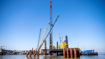 In Wilhelmshaven wird derzeit ein LNG-Terminal errichtet - ein weiteres soll offenbar angemietet werden. (Foto: Sina Schuldt/dpa)