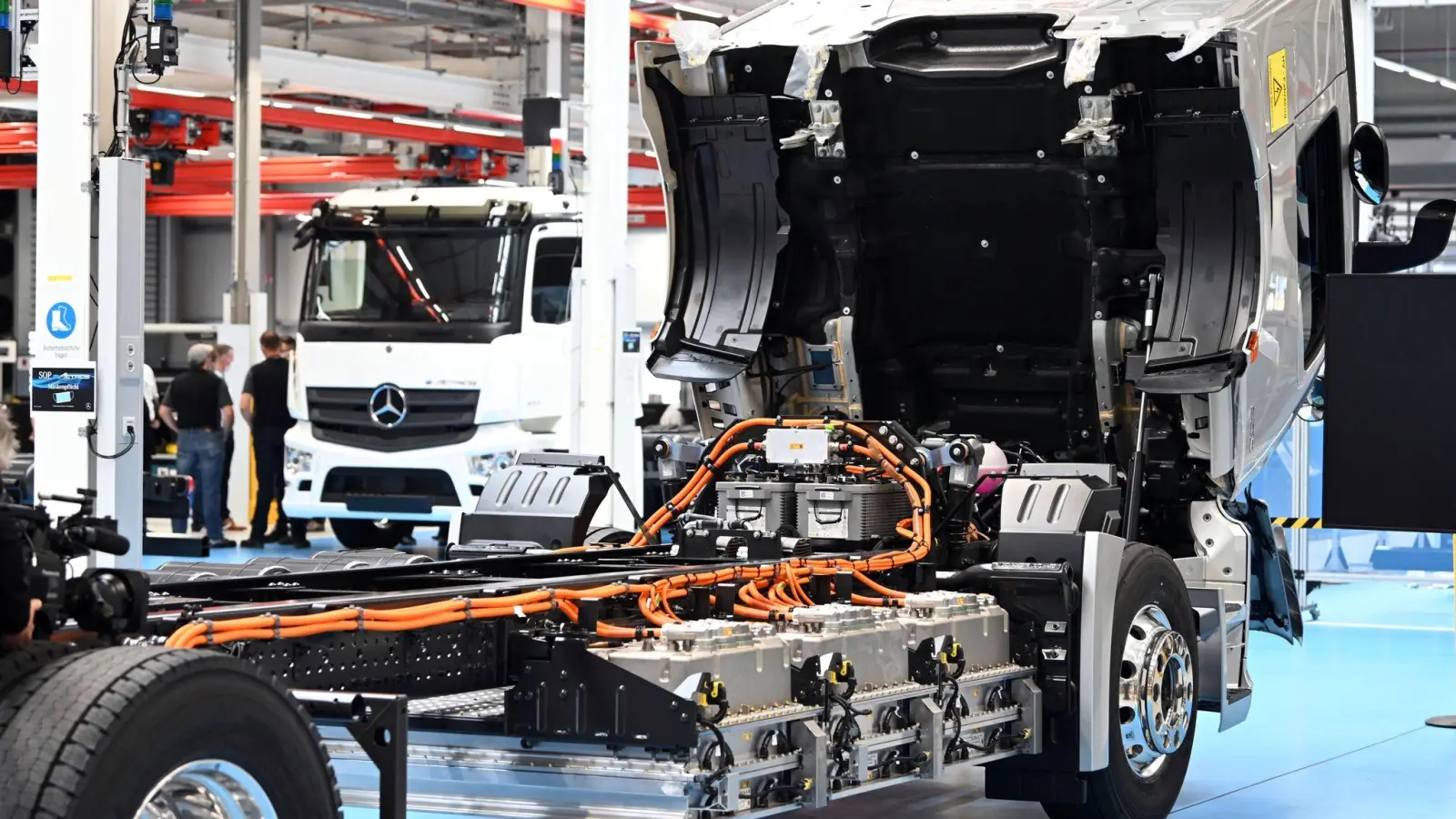 Ein eActros im Mercedes-Benz Lkw Werk Wörth der Daimler Truck AG. (Foto: Uli Deck/dpa)