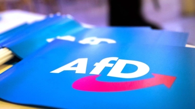 Die Polizei ermittelt gegen drei Heranwachsende wegen gefährlicher Körperverletzung. (Symbolbild) (Foto: Daniel Karmann/dpa)