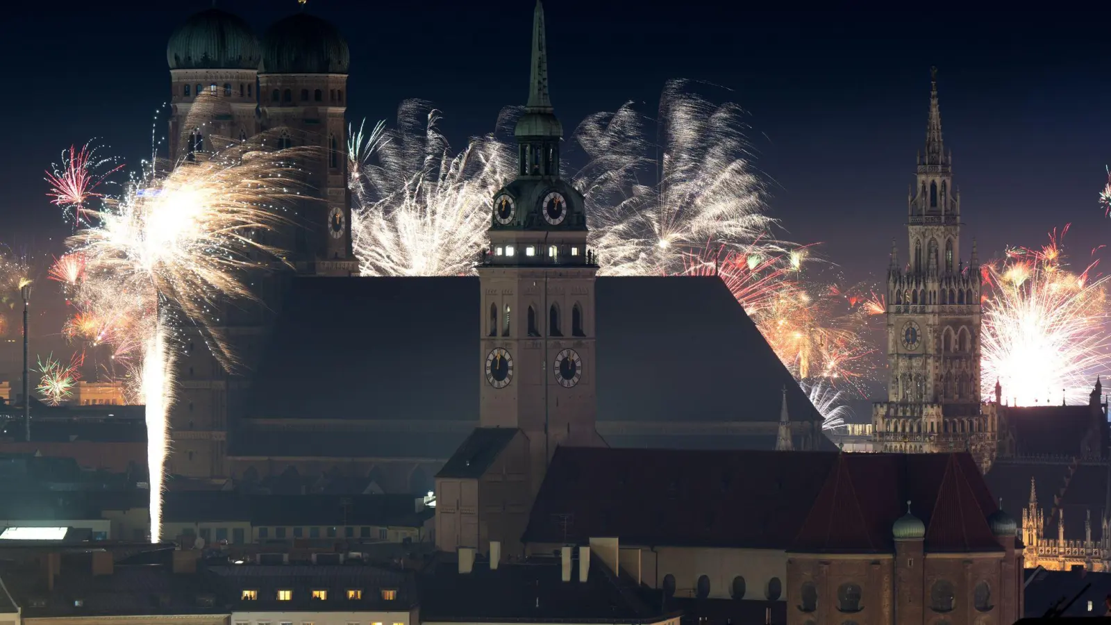 An Silvester herrscht vielerorts im Freistaat Ausnahmezustand. Das mag schön aussehen, für Menschen wie Tiere ist Feuerwerk aber eine Belastung. (Archivbild)  (Foto: Sven Hoppe/dpa)