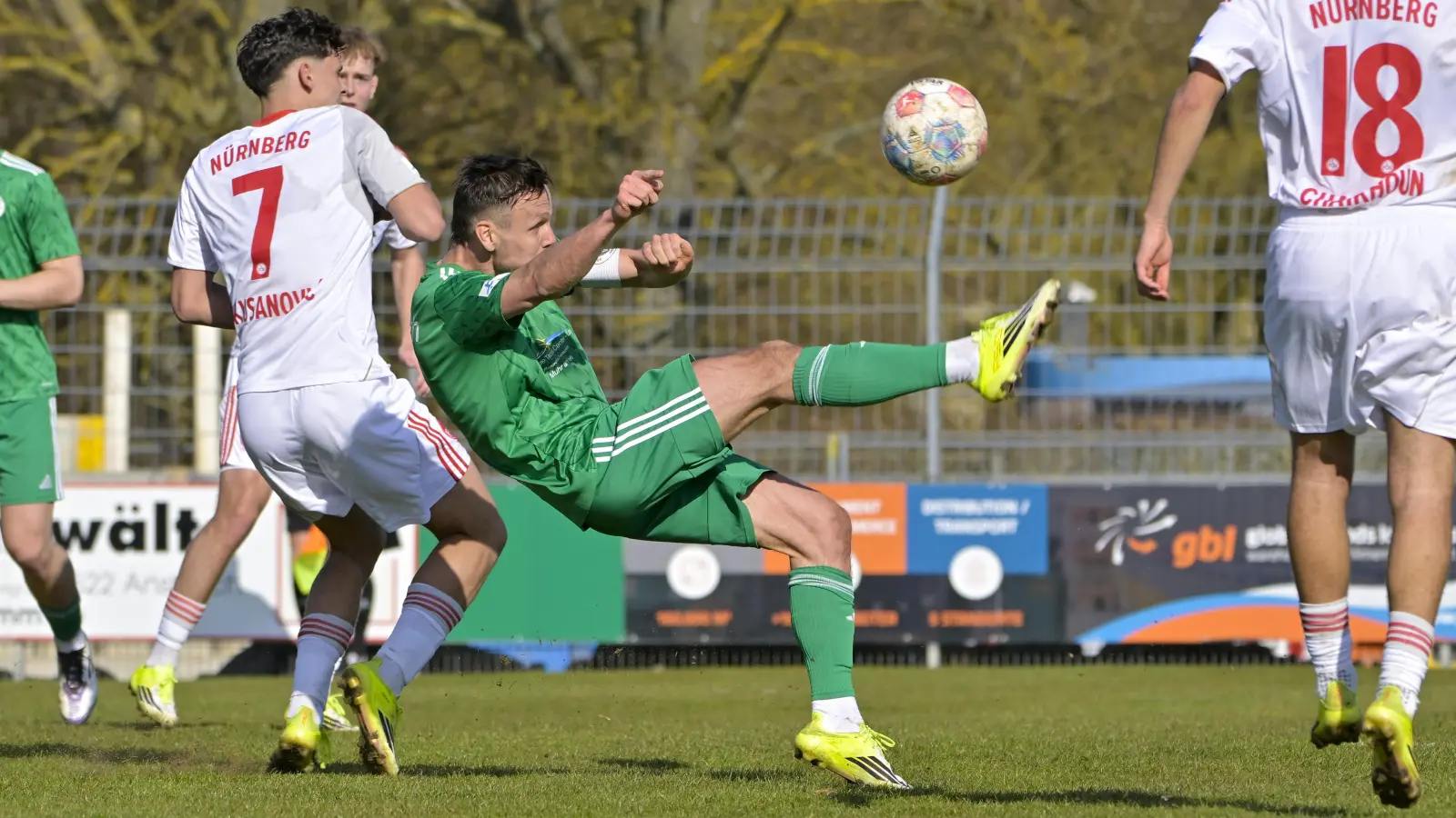 Tobias Dietrich (am Ball) fehlt den Ansbachern wegen einer Sperre. (Foto: Martin Rügner)