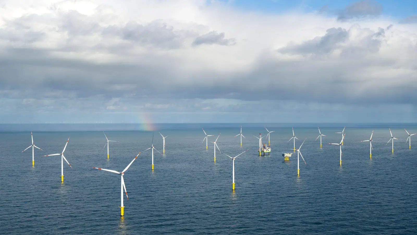 Der Offshore-Windpark Riffgat rund 15 Kilometer nördlich der Insel Borkum. (Foto: Sina Schuldt/dpa)