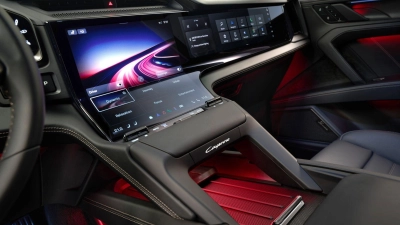 Touch-Display bis hin zum Beifahrer: Die Armatur des künftigen elektrischen Porsche Cayenne verspricht viel Platz für digitale Spielereien. (Foto: Porsche AG/dpa-tmn)