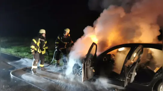 Hoch schlugen die Flammen aus dem Motorraum. Die Feuerwehr war schnell im Einsatz.  (Foto: Johannes Flierl)