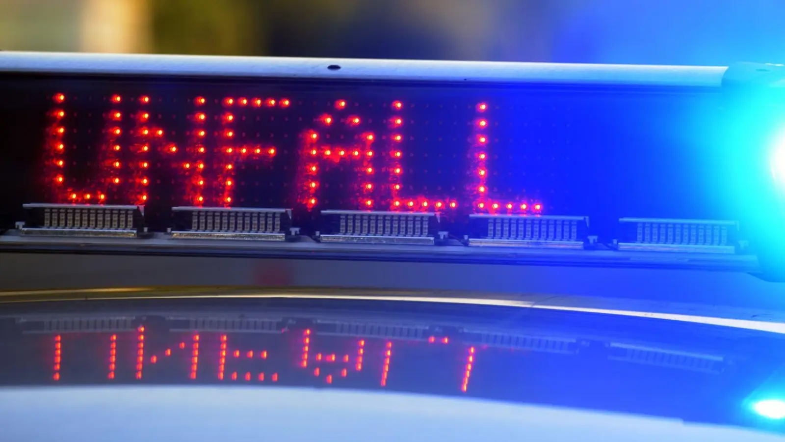 Ein Autofahrer erkannte auf der Straße in Richtung Wolframs-Eschenbach die zwei Jugendlichen, die am Fahrbahnrand warteten. Ihren Bollerwagen jedoch nicht. Es kam zum Zusammenstoß.  (Symbolbild: Stefan Puchner/dpa)