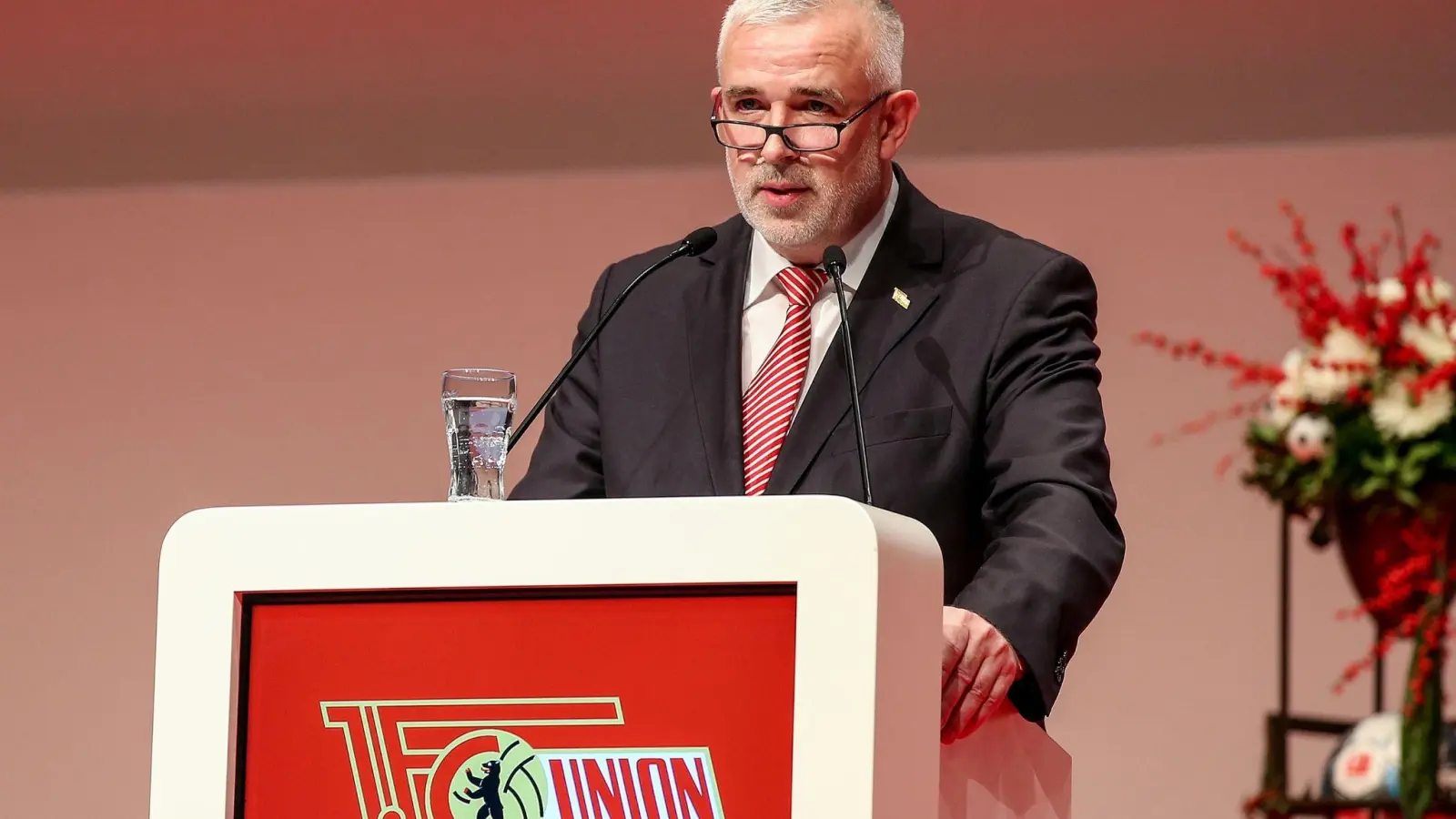 Unions Präsident Dirk Zingler sieht seinen Verein noch nicht am Ende der Entwicklung. (Foto: Andreas Gora/dpa/Archivbild)