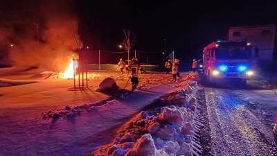 Offensichtlich mutwillig haben Unbekannte versucht, mittels eines Feuers eine Wilhermsdorfer Freizeitanlage zu zerstören.  (Foto: Heinz Wraneschitz)