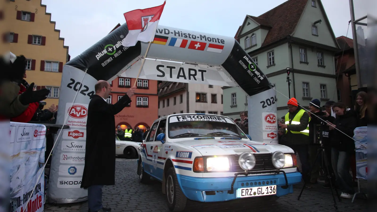 Titelverteidiger Jens Herkommer machte sich als erster auf den Weg. Der OB Dr. Markus Naser schwenkte die Startflagge. (Foto: Jürgen Binder)