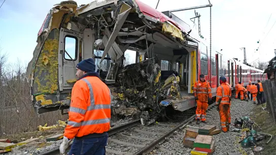 Mit einem Spezialkran der Deutschen Bahn versuchen Techniker die beiden verunglückten S-Bahn-Züge zu bergen. (Foto: Uwe Lein/dpa)
