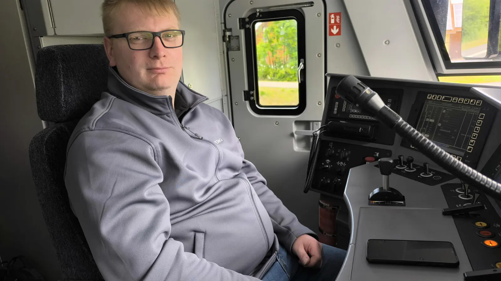Patrick Dierolf steuert die Regionalexpress-Züge von Arverio, hier am Bahnhof Leutershausen-Wiedersbach. Die Strecke von Nürnberg nach Crailsheim wird heuer 150 Jahre alt. (Foto: Thomas Schaller)