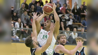 Wird zurückerwartet im Team der Piranhas: Paul Nzeocha (am Ball, hier im Heimspiel gegen Unterhaching). (Foto: Martin Rügner)