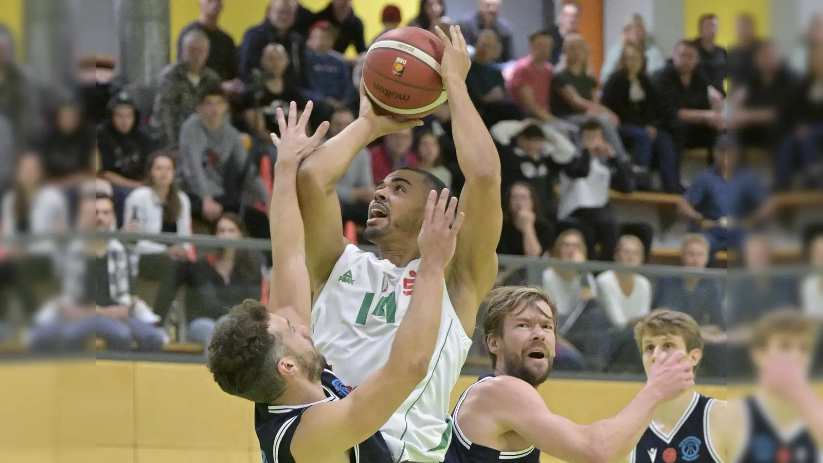 Wird zurückerwartet im Team der Piranhas: Paul Nzeocha (am Ball, hier im Heimspiel gegen Unterhaching). (Foto: Martin Rügner)