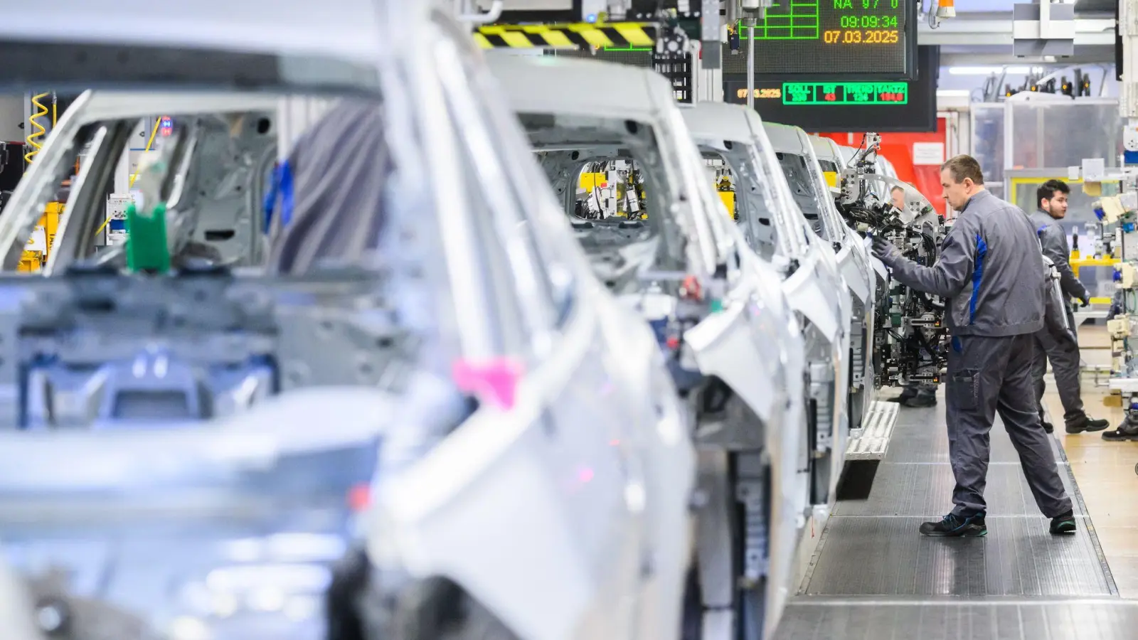 Die Nachfrage nach Verbrenner sinkt. Daher werden Sonderschichten im VW-Stammwerk Wolfsburg gestrichen. (Archivbild) (Foto: Julian Stratenschulte/dpa)