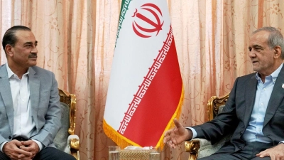 Pakistans Armeechef Asim Munir traf sich in Teheran mit dem iranischen Präsidenten Massud Peseschkian. (Foto: Uncredited/Iranian Presidency Office/AP/dpa)