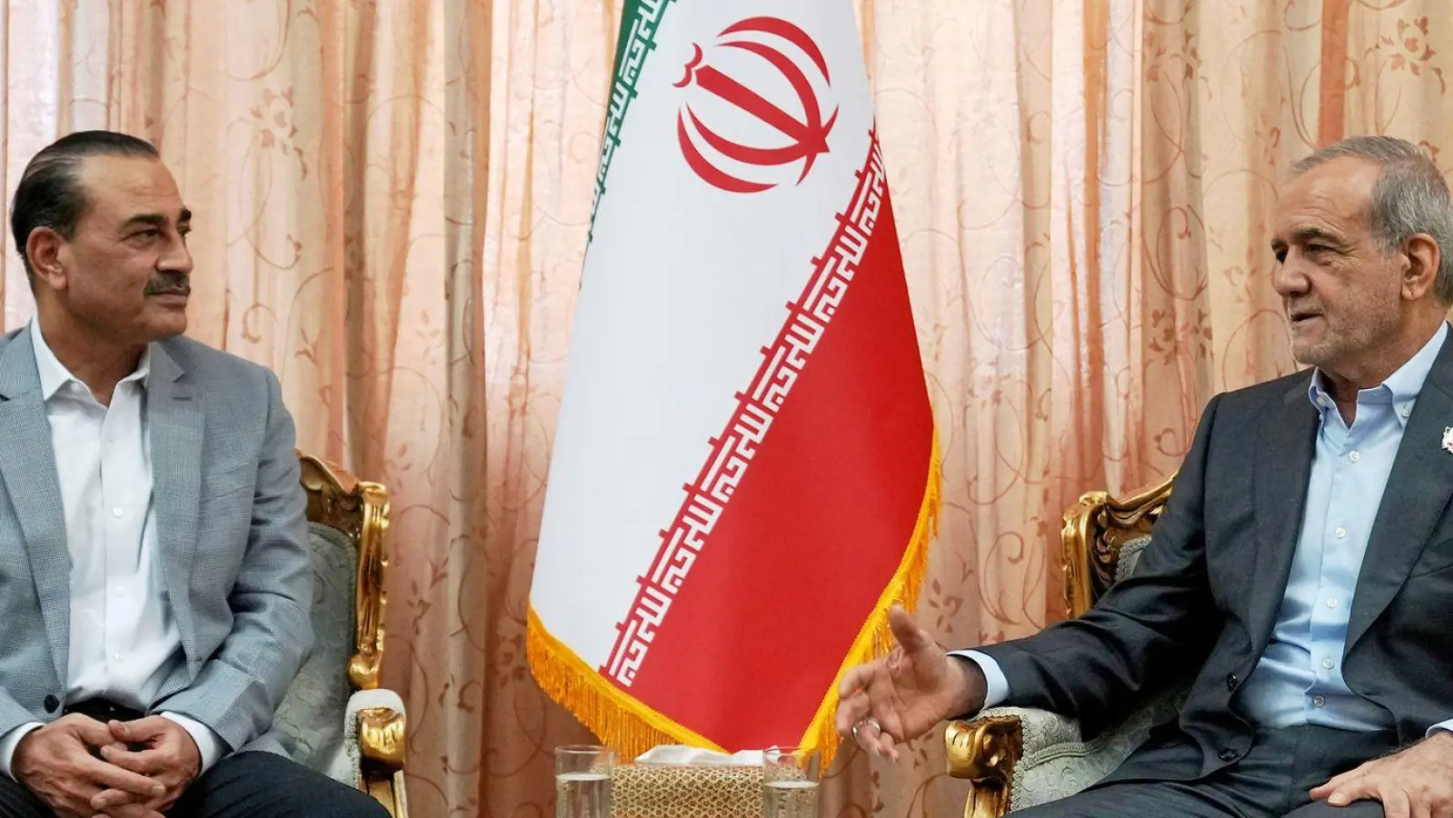 Pakistans Armeechef Asim Munir traf sich in Teheran mit dem iranischen Präsidenten Massud Peseschkian. (Foto: Uncredited/Iranian Presidency Office/AP/dpa)