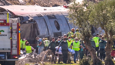 Drei Waggons stürzten einen Bahndamm hinunter. (Foto: Manu Fernandez/AP/dpa)