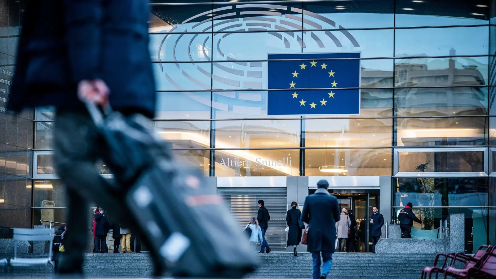 Der Sitz des Europäischen Parlaments in Brüssel: Ermittler durchsuchten Räume - Daten von Computern von zehn parlamentarischen Mitarbeitern wurden beschlagnahmt. (Foto: Michael Kappeler/dpa)