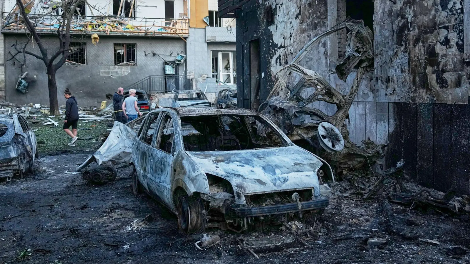 Russland hat die ukrainische Hauptstadt Kiew erneut massiv mit Raketen angegriffen. (Foto: Efrem Lukatsky/AP/dpa)