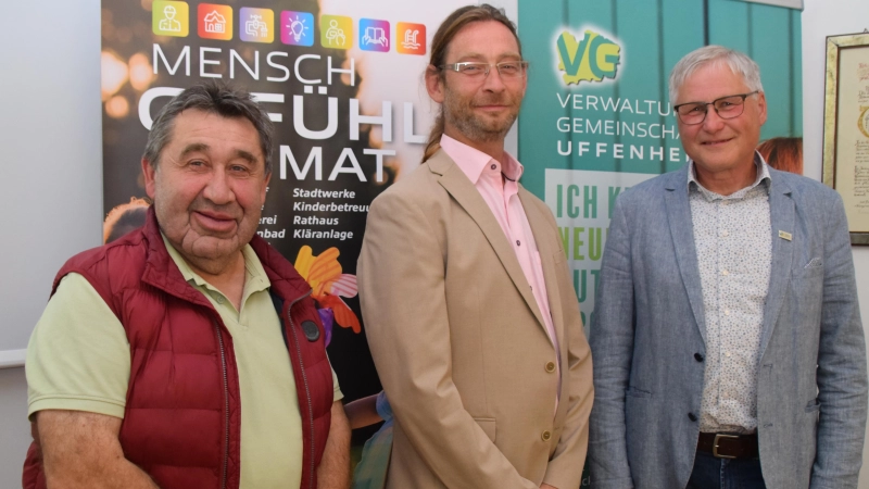 Der frühere Amtsinhaber Heinrich Klein (rechts) gratulierte Rainer Bullmer (Mitte) zur Wahl zum Zweckverbandsvorsitzenden. Zweiter Stellvertreter ist Michael Pfanzer.  (Foto: Gerhard Krämer )
