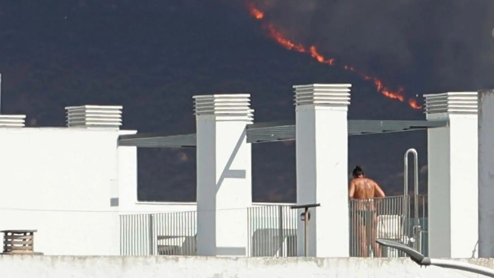 Einige der Evakuierten durften am Dienstag in ihre Häuser zurückkehren. (Foto: Nono Rico/EUROPA PRESS/dpa)