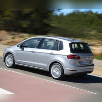 Ein Golf ist ein Golf ist ein Golf? Der Golf Sportsvan hat als kleiner Van auf den ersten Blick recht wenig Ähnlichkeit mit dem klassischen Golf.  (Foto: Volkswagen AG/dpa-tmn)