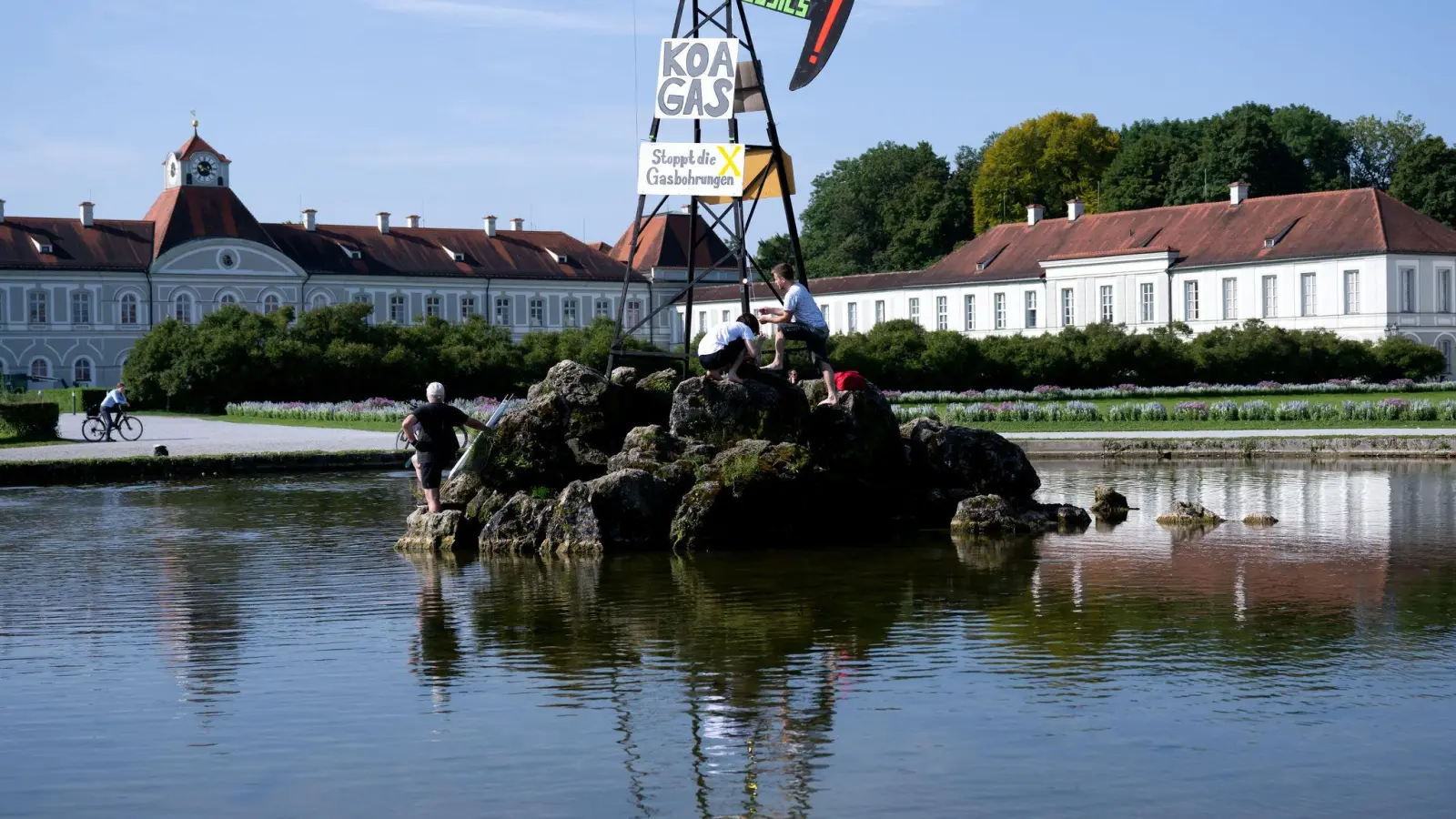Aktivisten von Extinction Rebellion errichteten aus Protest gegen Gasbohrungen am Ammersee einen symbolischen Bohrturm vor Schloss Nymphenburg in München.  (Foto: Sven Hoppe/dpa)