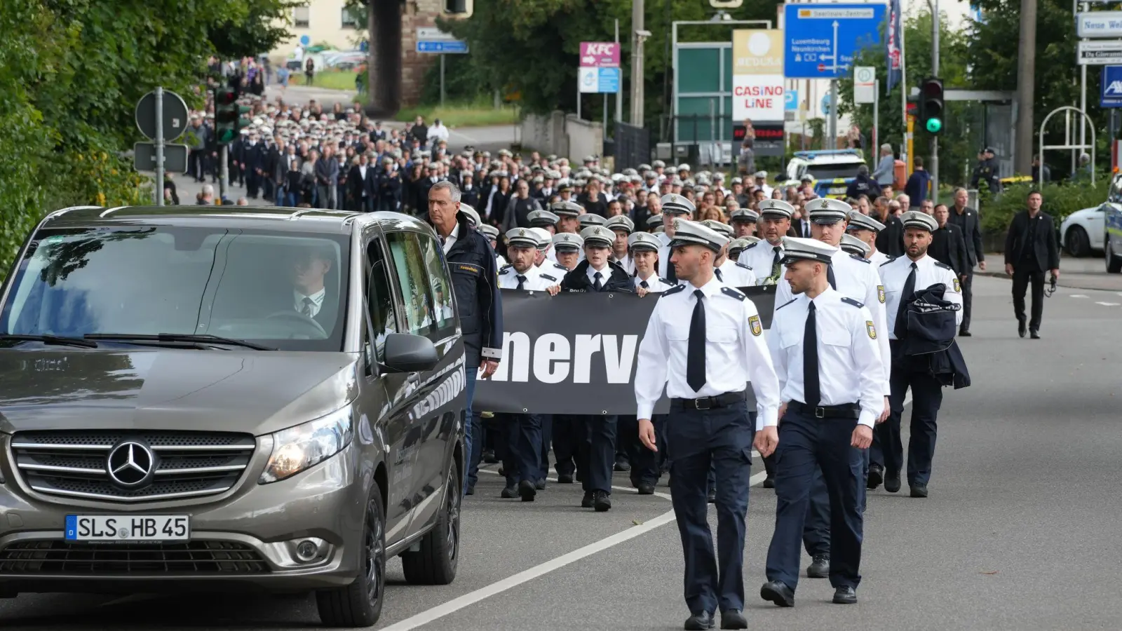 Andächtig zog der Trauermarsch durch Saarlouis (Foto: Patrick von Frankenberg/dpa)