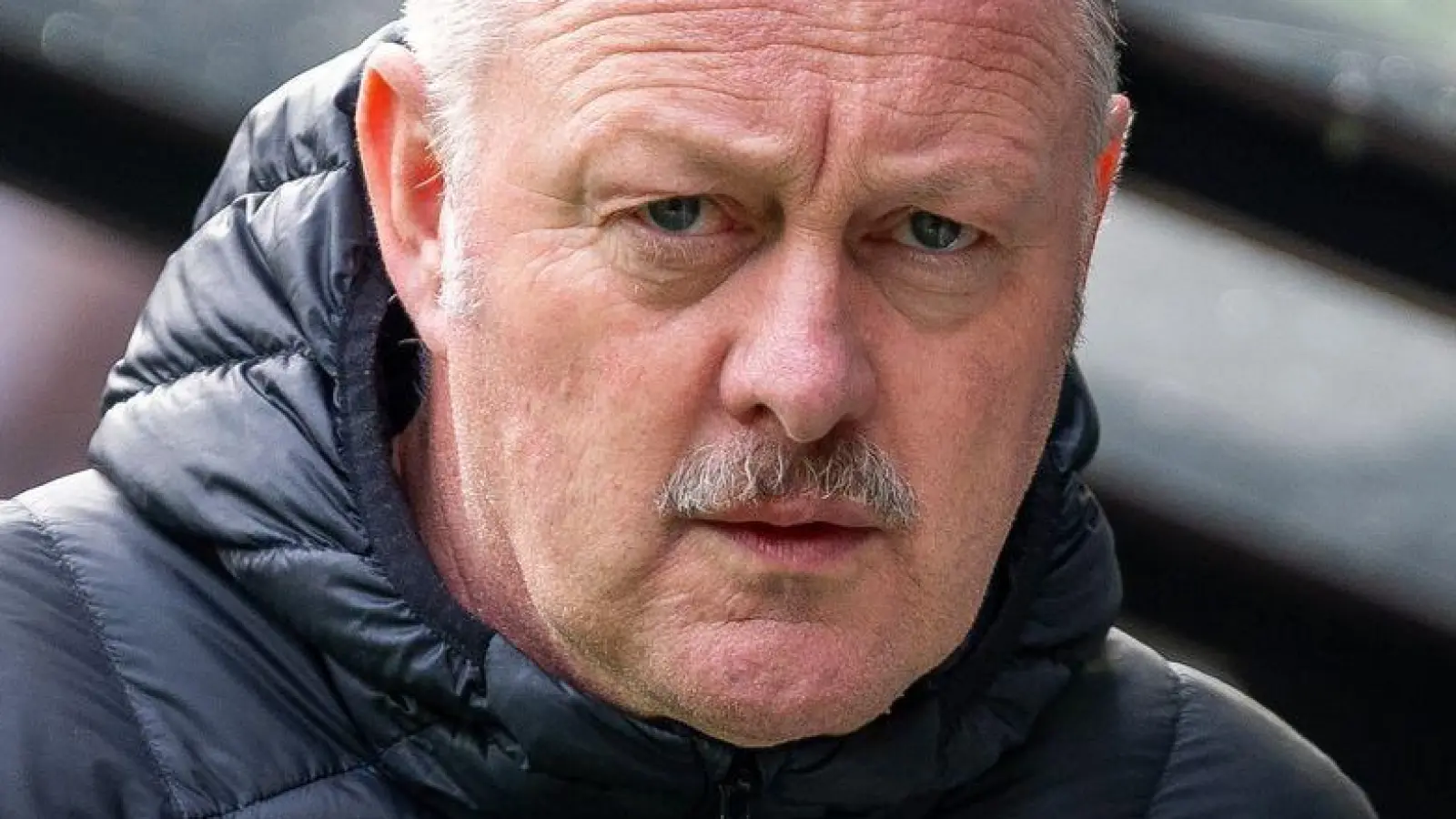 Gibt Roland Virkus dem degradierten Florian Neuhaus noch eine Chance? (Foto: David Inderlied/dpa)