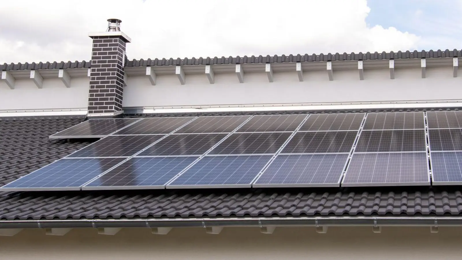 Es ist ratsam, die Photovoltaikanlage mit geeigneten Versicherungen abzusichern, um mögliche Risiken zu minimieren. (Foto: Laura Ludwig/dpa-tmn/dpa)