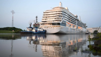 Das neue Kreuzfahrtschiff „Silver Nova“ hat die Meyer-Werft verlassen und ist auf der Ems unterwegs. (Foto: Lars Penning/dpa)