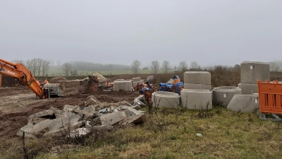 Die Erschließung des zweiten Bauaubschnitts des Dinkelsbühler Wohnquartiers Gaisfeld IV läuft. Allerdings werden mehrere geplante Großprojekte wohl nicht verwirklicht. Deshalb sollen die Flächen planerisch noch einmal neu gedacht werden. (Foto: Martina Haas)
