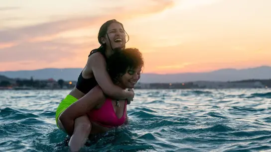 Nathalie Issa (l) als Yusra Mardini und Manal Issa als Sara Mardini in einer Szene aus „Die Schwimmerinnen“. (Foto: Laura Radford/Netflix /dpa)