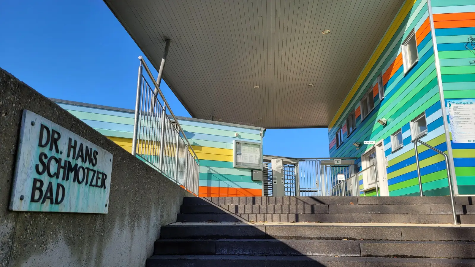 Noch sind die Tore des Freibads in Bad Windsheim geschlossen, dahinter laufen aber schon die Vorbereitungen für den (späteren) Saisonstart. (Foto: Nina Daebel)