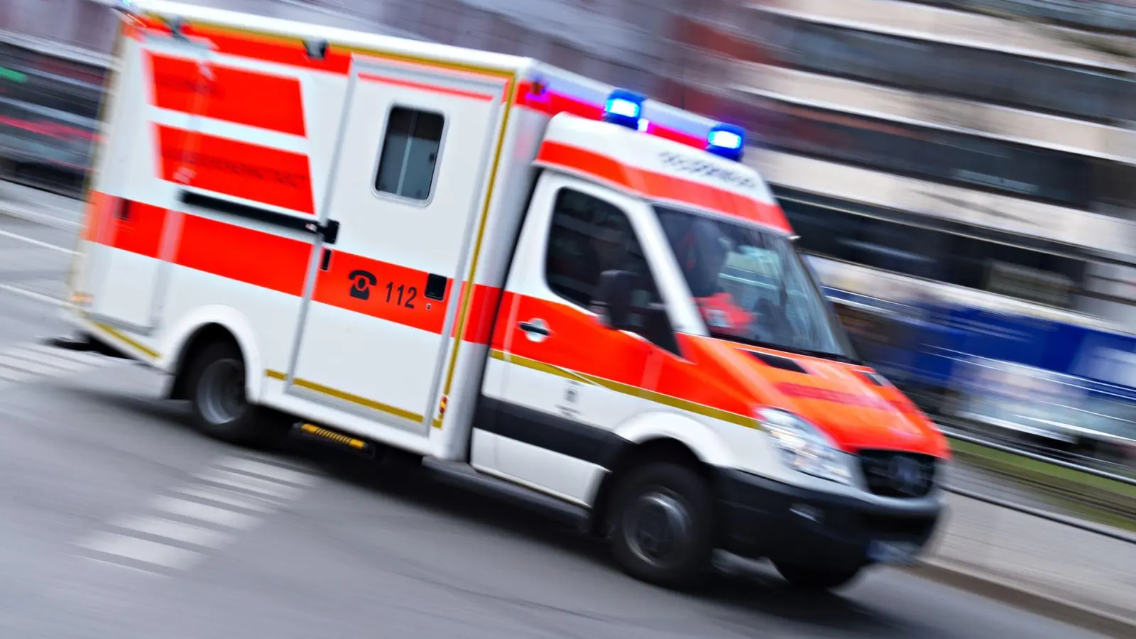 Der Fahrradfahrer ist mit Verdacht auf ein Schädel-Hirntrauma ins Klinikum Fürth gebracht worden. (Symbolbild: Nicolas Armer/dpa)