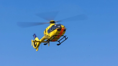 Die Straße am Rothenburger Bahnhof musste durch den Hubschraubereinsatz gesperrt werden. (Symbolbild: Frank Hammerschmidt/dpa)