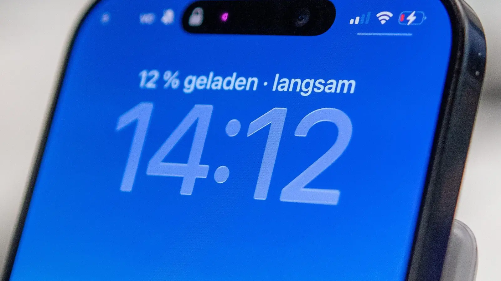 „Slow Charger“: Wie schnell ein iPhone auflädt, hängt von der Wattleistung des Ladegeräts ab. (Foto: Nico Tapia/dpa-tmn)