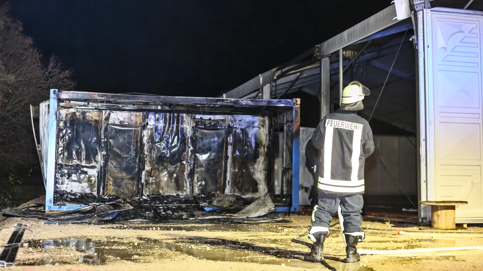 Sanitärcontainer auf dem Festplatz in Wassertrüdingen brannten aus. Auf dem Gelände soll eine Unterkunft für Geflüchtete entstehen. (Foto: Tizian Gerbing)