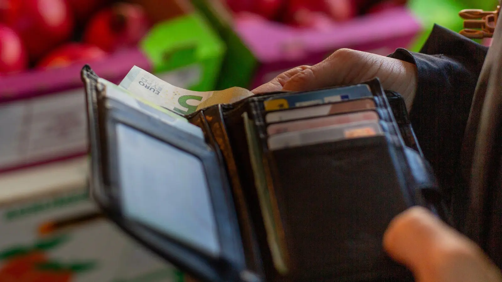 Steigende Kosten: Viele Menschen in Deutschland machen sich Sorgen um ihre finanzielle Situation. (Foto: Fernando Gutierrez-Juarez/dpa-Zentralbild/dpa-tmn)