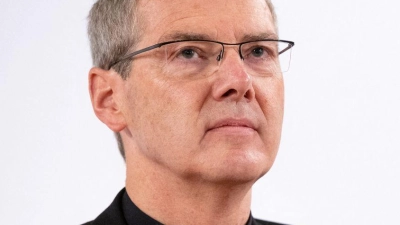 Der Vorsitzende der Bischofskonferenz, Heiner Wilmer, verweist auf Menschenwürde, Nächstenliebe und demokratische Kultur als Antwort der Kirche. (Foto: Florian Wiegand/dpa)