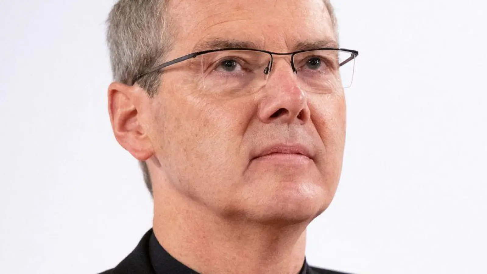 Der Vorsitzende der Bischofskonferenz, Heiner Wilmer, verweist auf Menschenwürde, Nächstenliebe und demokratische Kultur als Antwort der Kirche. (Foto: Florian Wiegand/dpa)