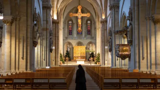 Ein Kreuz hängt über dem Altarraum im Osnabrücker Dom. (Archivbild) (Foto: Friso Gentsch/dpa)