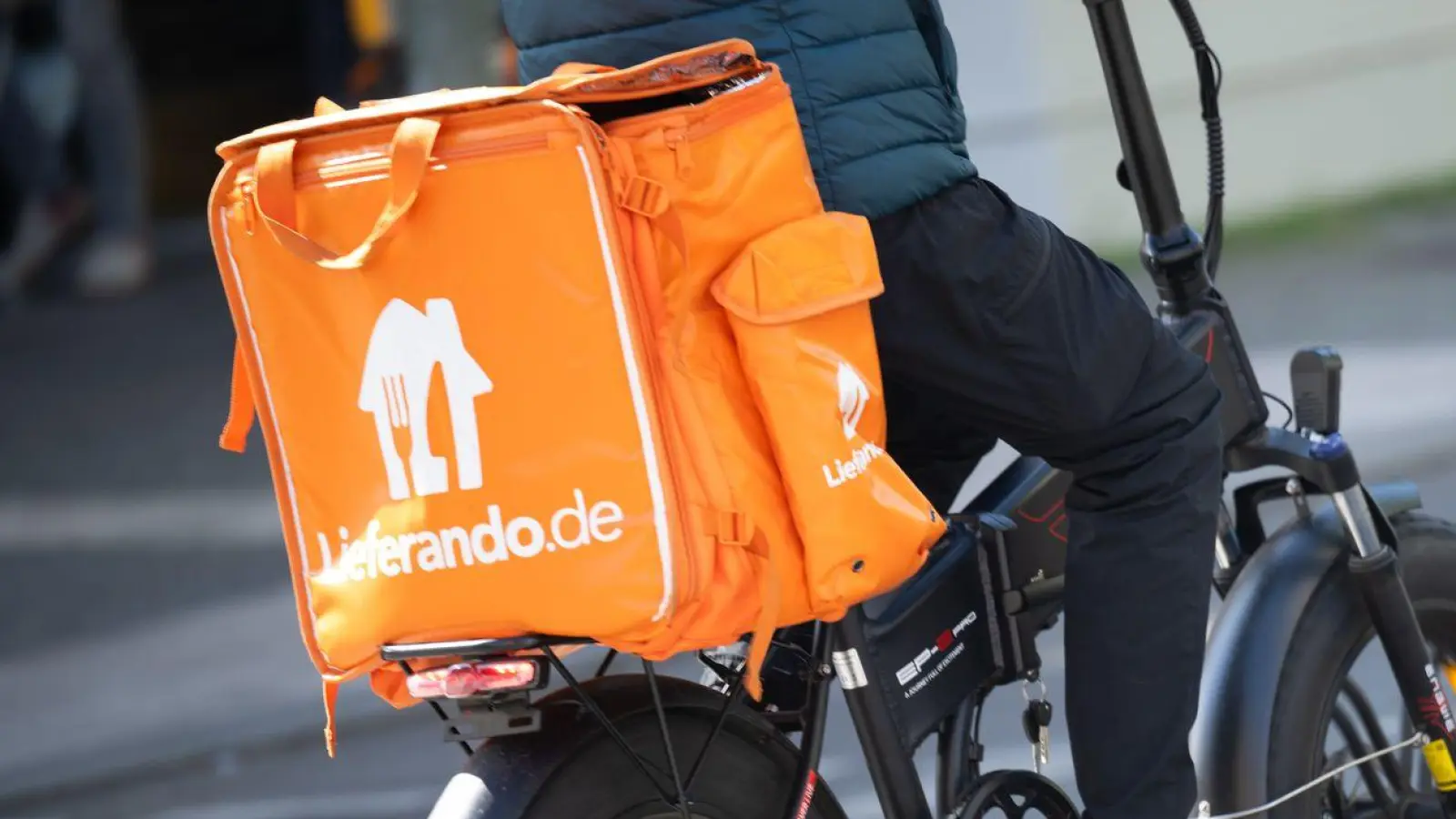 Der Lieferdienst Lieferando reduziert seine Fahrerflotte in Deutschland um rund ein Fünftel. (Archivbild) (Foto: Sebastian Gollnow/dpa)