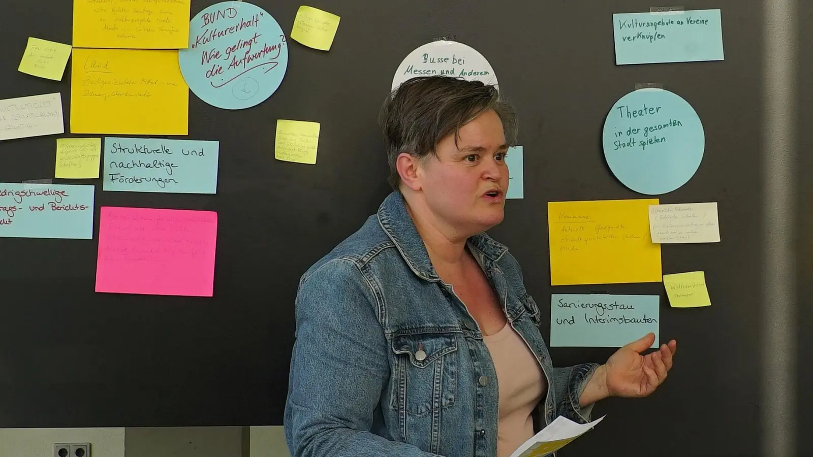 Sanne Kurz, kulturpolitische Sprecherin der Grünen Fraktion im Bayerischen Landtag, sammelt in einem der drei Workshops Wünsche, Kritik oder auch Vorschläge zum kulturellen Leben vor Ort. (Foto: Elke Walter)