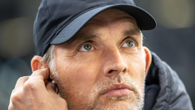 Trainer Thomas Tuchel von Bayern München blickt konzentriert vor Spielbeginn. (Foto: Andreas Gora/dpa)