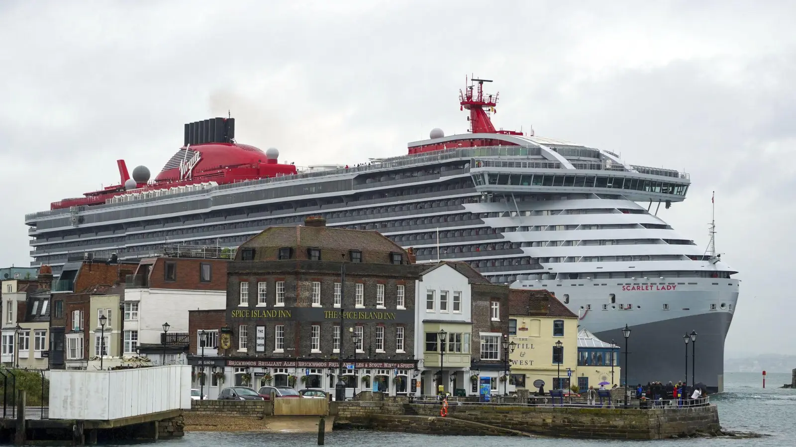 Es komme „absolut nicht infrage“, dass das Schiff „Scarlet Lady“ im Hafen von Kuşadası anlege, erklärte das Gouverneursamt der westtürkischen Provinz Aydın. (Archivbild) (Foto: Steve Parsons/PA Wire/dpa)