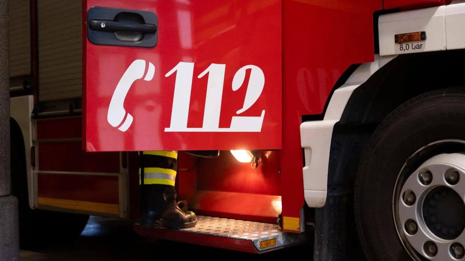 Die Feuerwehr löscht den Waldbrand. (Symbolbild) (Foto: Niklas Treppner/dpa)