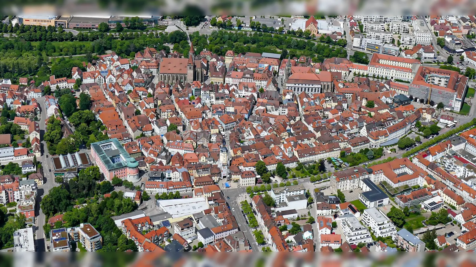 Exakt 470 Baudenkmäler finden sich in Ansbachs Altstadt. Nun soll die Sanierung von historischen Immobilien Rückenwind erhalten. (Foto: Walter Röber)