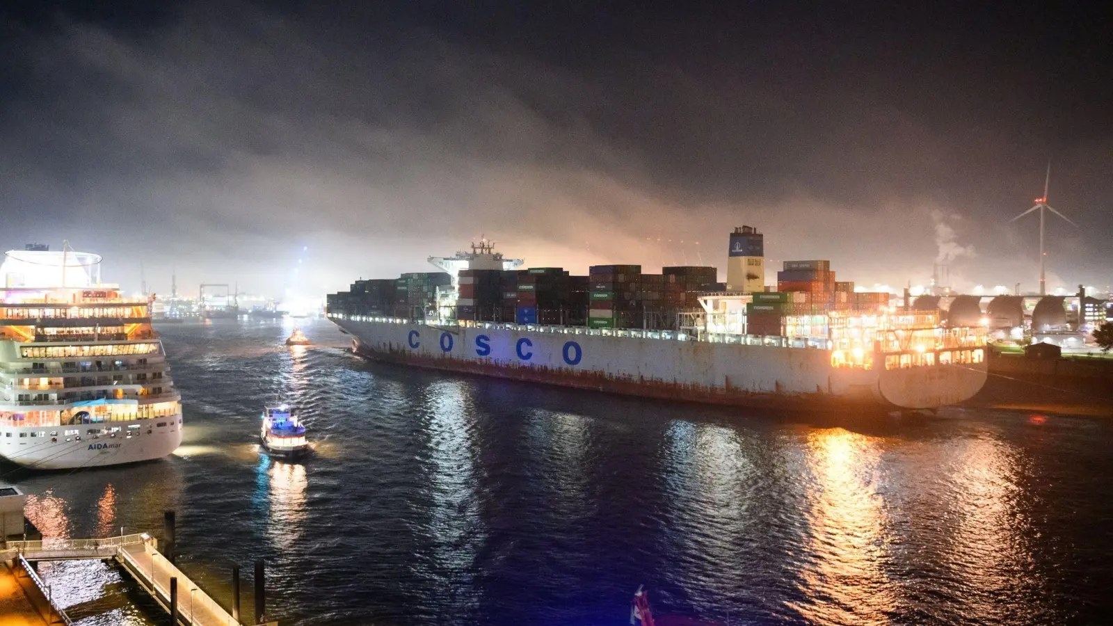 Chinesische Investitionen wie hier beim Container-Terminal Tollerort in Hamburg werden zunehmend kritisch gesehen. (Foto: Jonas Walzberg/dpa)